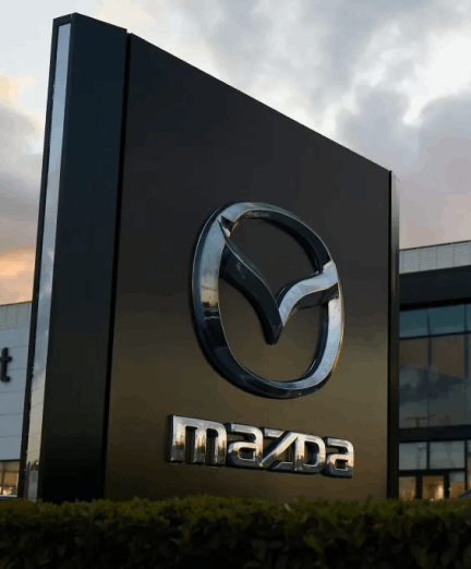 Emblema de Mazda frente a sus instalaciones.